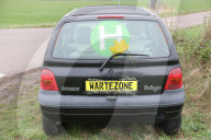 FEATURE - Not macht erfinderisch: Alter Twingo dient nun als Bus-Wartehaus