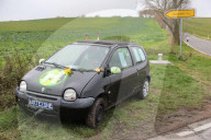 FEATURE - Not macht erfinderisch: Alter Twingo dient nun als Bus-Wartehaus