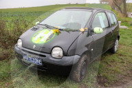 FEATURE - Not macht erfinderisch: Alter Twingo dient nun als Bus-Wartehaus