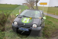 FEATURE - Not macht erfinderisch: Alter Twingo dient nun als Bus-Wartehaus