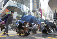 NEWS - Hongkong: Demonstranten legen weite Teile der Metropole lahm