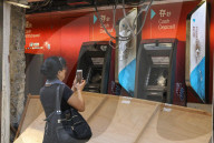 NEWS - Hongkong: Demonstranten legen weite Teile der Metropole lahm