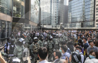 NEWS - Hongkong: Demonstranten legen weite Teile der Metropole lahm
