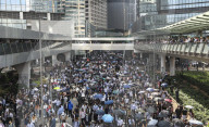 NEWS - Hongkong: Demonstranten legen weite Teile der Metropole lahm