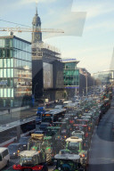 NEWS - Bauernprotest: Norddeutsche Landwirte bei ihrer Sternfahrt Richtung Hamburger Innenstadt