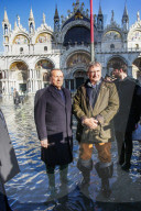 NEWS - Silvio Berlusconi besichtigt in Gummistiefeln das überflutete Venedig