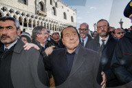 NEWS - Silvio Berlusconi besichtigt in Gummistiefeln das überflutete Venedig