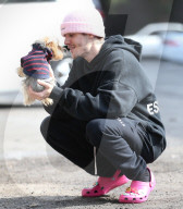 PEOPLE - Justin Bieber liebkost ein Hündchen auf der Strasse
