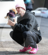 PEOPLE - Justin Bieber liebkost ein Hündchen auf der Strasse