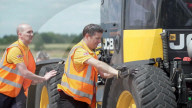 FEATURE - Traktor fährt 215 km/h: Weltrekord