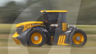 FEATURE - Traktor fährt 215 km/h: Weltrekord