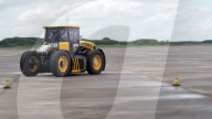 FEATURE - Traktor fährt 215 km/h: Weltrekord