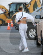 PREMIUM EXCLUSIVE Hailey Baldwin Treats Herself To A Little "Me Time" At The Salon