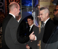 PEOPLE - Prinz William trifft Robbie Williams bei der Royal Variety Performance