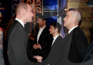 PEOPLE - Prinz William trifft Robbie Williams bei der Royal Variety Performance