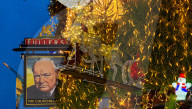 FEATURE -  Das Churchill Arms in der Londoner Kensington Church Street erstrahlt in voller Weihnachtsbeleuchtung