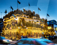 FEATURE -  Das Churchill Arms in der Londoner Kensington Church Street erstrahlt in voller Weihnachtsbeleuchtung
