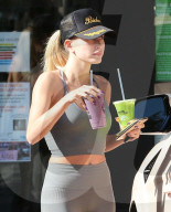 PREMIUM EXCLUSIVE Hailey Baldwin Rings In Her 23rd Birthday With Her Stylist Gal Pal Maeve Reilly