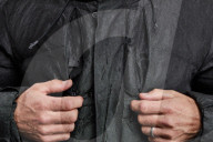 FEATURE - 15mal stärker als Stahl: "unzerstörbare" Steppjacke aus Dyneema-Fasern