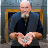 FEATURE -  Schatzsucher Don Crawley zeigt seinen Fund aus mehr als 90 Silbermünzen aus dem Mittelalter