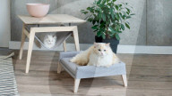 FEATURE - Katzen-Sofas: Beistelltisch mit integrierter Tierhängematte