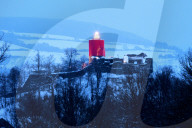 FEATURE - Die grösste Adventskerze in Norddeutschland auf der Eversteiner Burgruine Polle