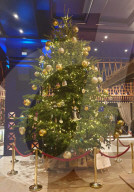 FEATURE - Der wohl am teuersten dekorierte Christbaum steht in Marbella