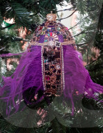 FEATURE - Der wohl am teuersten dekorierte Christbaum steht in Marbella