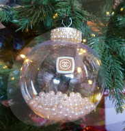 FEATURE - Der wohl am teuersten dekorierte Christbaum steht in Marbella
