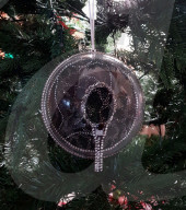 FEATURE - Der wohl am teuersten dekorierte Christbaum steht in Marbella