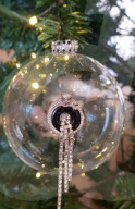 FEATURE - Der wohl am teuersten dekorierte Christbaum steht in Marbella