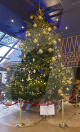 FEATURE - Der wohl am teuersten dekorierte Christbaum steht in Marbella