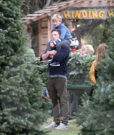 PEOPLE - Ben Affleck und Jennifer Garner mit den Kindern auf dem Christbaummarkt