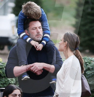 PEOPLE - Ben Affleck und Jennifer Garner mit den Kindern auf dem Christbaummarkt