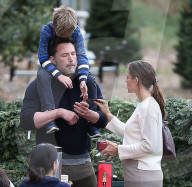 PEOPLE - Ben Affleck und Jennifer Garner mit den Kindern auf dem Christbaummarkt