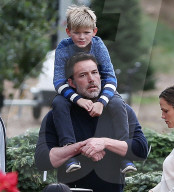 PEOPLE - Ben Affleck und Jennifer Garner mit den Kindern auf dem Christbaummarkt