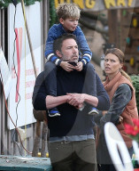 PEOPLE - Ben Affleck und Jennifer Garner mit den Kindern auf dem Christbaummarkt