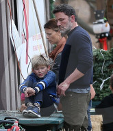 PEOPLE - Ben Affleck und Jennifer Garner mit den Kindern auf dem Christbaummarkt