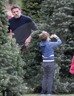 PEOPLE - Ben Affleck und Jennifer Garner mit den Kindern auf dem Christbaummarkt