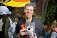 PEOPLE - Voll daneben: Erfolgsautor Jeff Kinney stellt im Hamburger Miniaturwunderland seinen 14. Band von Gregs Tagebücher vor