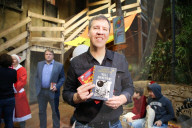 PEOPLE - Voll daneben: Erfolgsautor Jeff Kinney stellt im Hamburger Miniaturwunderland seinen 14. Band von Gregs Tagebücher vor