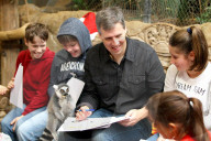 PEOPLE - Voll daneben: Erfolgsautor Jeff Kinney stellt im Hamburger Miniaturwunderland seinen 14. Band von Gregs Tagebücher vor