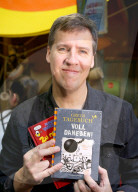 PEOPLE - Voll daneben: Erfolgsautor Jeff Kinney stellt im Hamburger Miniaturwunderland seinen 14. Band von Gregs Tagebücher vor