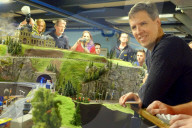 PEOPLE - Voll daneben: Erfolgsautor Jeff Kinney stellt im Hamburger Miniaturwunderland seinen 14. Band von Gregs Tagebücher vor