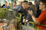 PEOPLE - Voll daneben: Erfolgsautor Jeff Kinney stellt im Hamburger Miniaturwunderland seinen 14. Band von Gregs Tagebücher vor