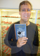 PEOPLE - Voll daneben: Erfolgsautor Jeff Kinney stellt im Hamburger Miniaturwunderland seinen 14. Band von Gregs Tagebücher vor
