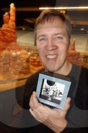 PEOPLE - Voll daneben: Erfolgsautor Jeff Kinney stellt im Hamburger Miniaturwunderland seinen 14. Band von Gregs Tagebücher vor