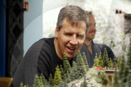 PEOPLE - Voll daneben: Erfolgsautor Jeff Kinney stellt im Hamburger Miniaturwunderland seinen 14. Band von Gregs Tagebücher vor