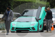 PREMIUM EXCLUSIVE Justin Bieber leaves his Christmas lambo to go to the gym