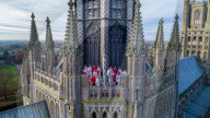 PEOPLE - Chorsänger treten auf dem Dach der Ely Cathedral, Cambridgeshire, auf